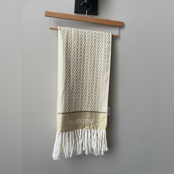 Valentino V Logo Stole/Shawl - Valentino at Atlantis the Royal - Picture 9 of 9